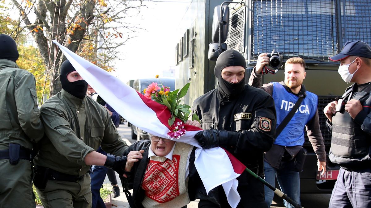 Pochod v Minsku skončil zatýkáním, zadrželi i 73letou ikonu Bahinskou